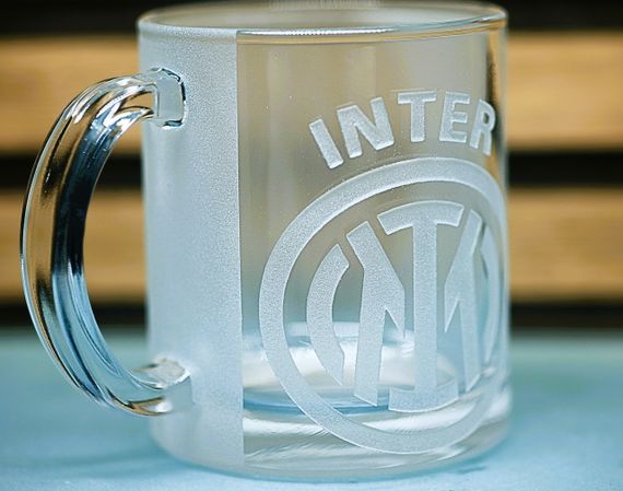 Подарочная стеклянная чашка для чая и кофе 320 мл с 3Д гравировкой лого футбольного клуба ФК Интер | Зображення 1