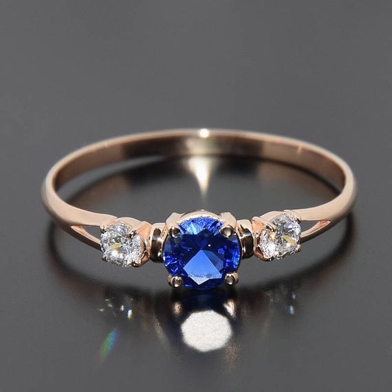 Кольцо из красного золота с синим фианитом 14.5