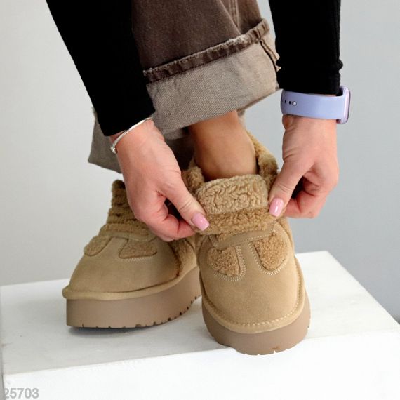 Замшевые Бежевые кроссовки угги с мехом Тедди на утолщенной подошве | Зображення 1