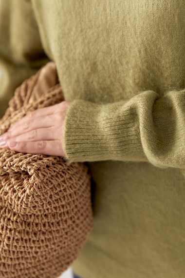 Жіночий джемпер із пухнастої пряжі - хакі цвет, ONE SIZE (є розміри) | Зображення 3
