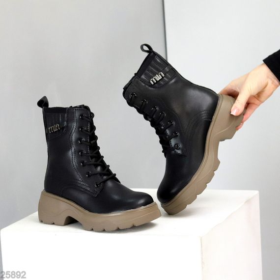 Черные зимние высокие кожаные ботинки берцы на бежевой подошве