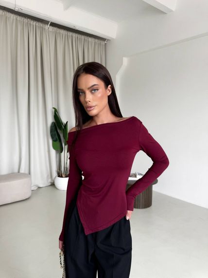 Женская кофта-лонгслив ассиметричная с открытыми плечами цвет бордовый, размер 42/46 SH356 | Зображення 2