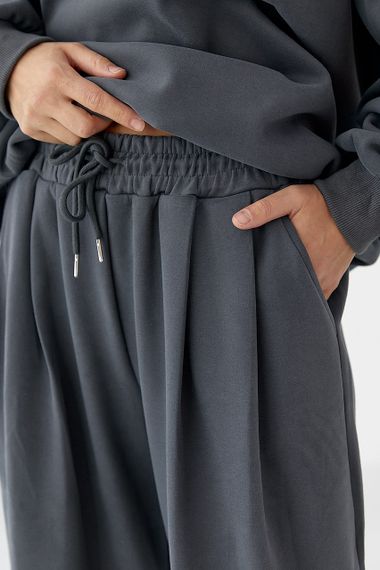 Теплий однотонний костюм зі світшотом та штанами зі складками - темно-сірий цвет, L (є розміри) | Зображення 3