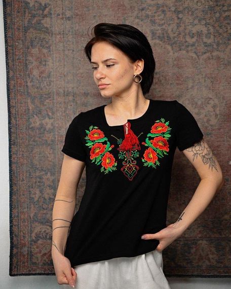 Жіноча футболка вишиванка з маками патріотична вишита жіноча сорочка літня футболка з віскози квіткова