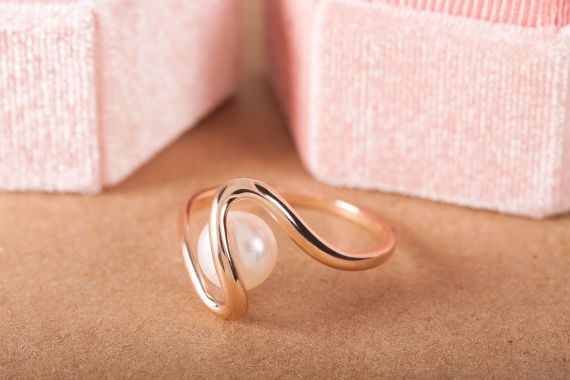Женское кольцо из красного золота с жемчугом 15 | Зображення 4