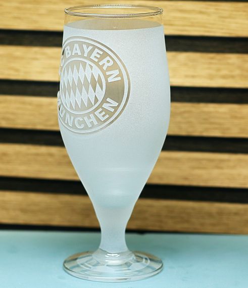 Пивний келих 500 мл ФК Бавария Мюнхен на ніжці з гравіюванням  подарунок кружка фанату футболу | Зображення 2