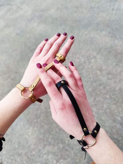 Браслети на зап'ястя та палець MAZE Bijoux Indiscrets чорні, OS | Зображення 4