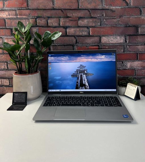 Ультрабук Dell Latitude 5520 / 15.6" (1920x1080) IPS / Intel Core i5-1135G7 (4 (8) ядра по 2.4 - 4.2 GHz) / 8 GB DDR4 / 256 GB SSD / Intel Iris Xe Graphics / WebCam б/у | Зображення 1