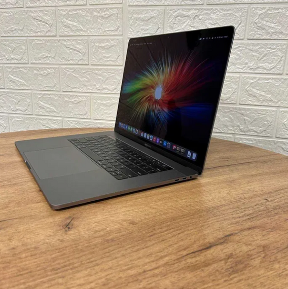 Ноутбук MacBook Pro 15 A1990 2018 i9 2,3GHz 16Gb SSD 512Gb Radeon 252 цикли  Б/В | Зображення 3