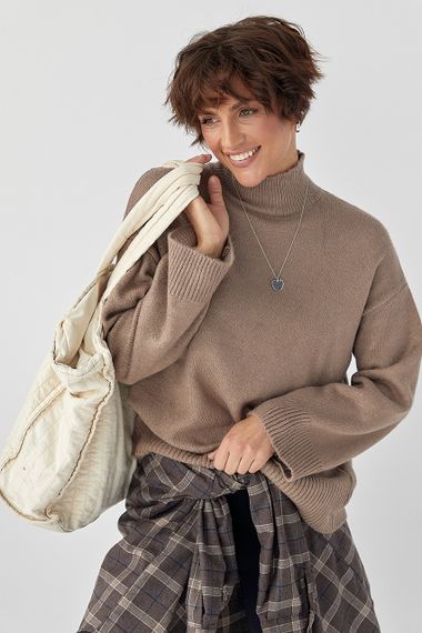 Теплий жіночий светр із широкими рукавами - світло-коричневий цвет, ONE SIZE (є розміри) | Зображення 4