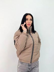 Женская демисезонная короткая куртка на молнии GF1215 цвет капучино, размер 50/52