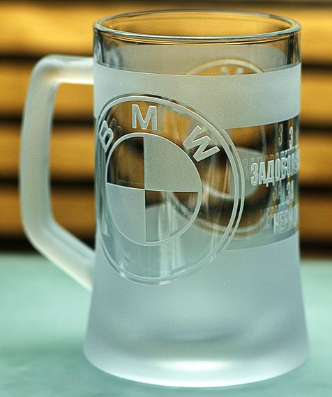 Пивная кружка BMW 670 мл с гравировкой Подарок автолюбителю Бокал с логотипом авто БМВ и легендарный слоган | Зображення 2