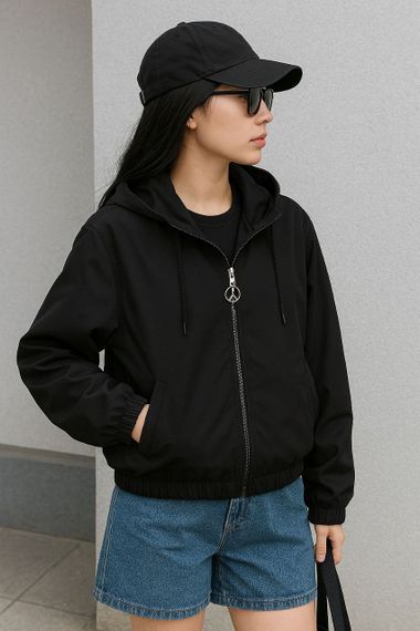 Женская короткая легкая куртка ветровка из плащевки на молнии с капюшоном  цвет черный, размер 42/46 HI2746 | Зображення 1