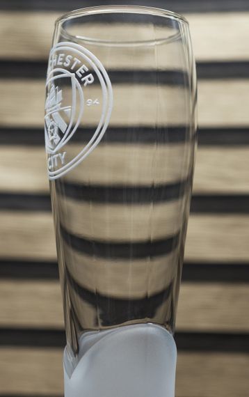 Подарунковий келих для пива соку води 440 мл з гравіюванням лого футбольного клубу ФК Манчестер Сіті | Зображення 5