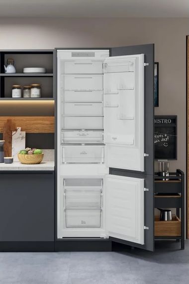 Холодильник Hotpoint вбудований з нижн. мороз. HAC20T321 | Зображення 1