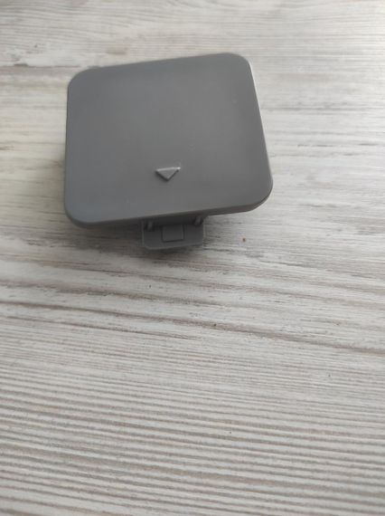 BMW 5 E60 (03-07) заглушка буксировочного крюка в передній бампер сірий 5 х 5 см | Зображення 4