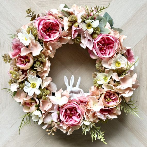 Декоративный нтерьерный венок на дверь Нежность: роза, гортензия, космея и керамические зайчики, 35 см | Зображення 1