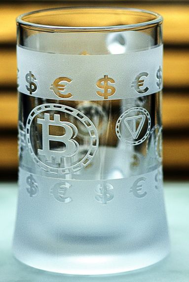 Пивная кружка Crypto King с гравировкой БИТКОИН ETH DOGE SOL BNB TON Подарок трейдеру Бокал для криптоаналитика | Зображення 4