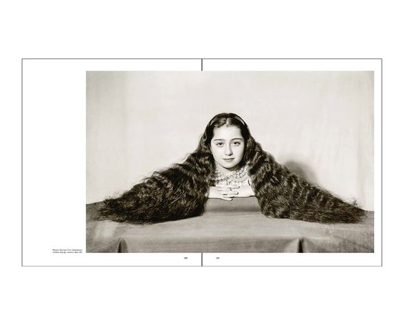Книга о фотографах женщинах A World History of Women Photographers книги про историю фотографии для фотографов | Зображення 6