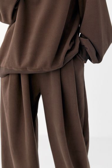 Теплий однотонний костюм зі світшотом та штанами зі складками - коричневий цвет, L (є розміри) | Зображення 3