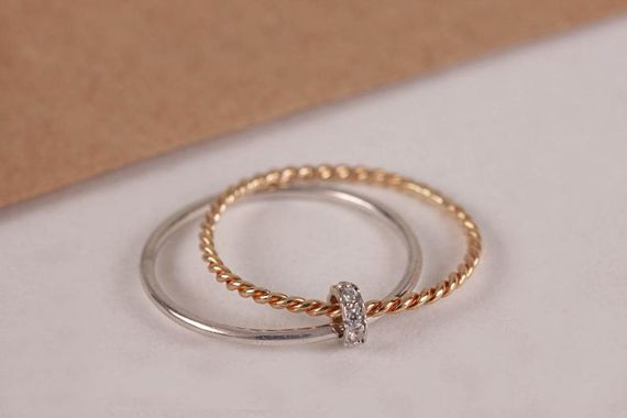 Кольцо из белого и желтого золота с фианитами 15 | Зображення 4