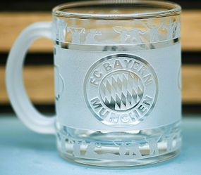 Скляна чашка 320 мл ФК Bayern München Бавария  з гравіюванням подарунок для фаната  футбольна кружка кругова