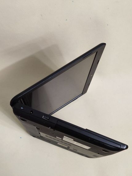 Ноутбук Toshiba Satellite C55 / 15.6" (1366x768) TN / Intel Core i3-3110M (2 (4) ядра по 2.4 GHz) / 8 GB DDR3 / 128 GB SSD / Intel HD Graphics 4000 / WebCam / DVD-ROM б/в | Зображення 4