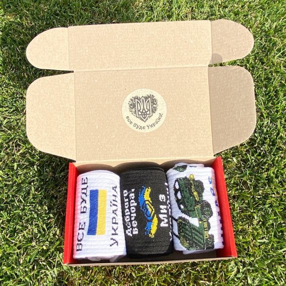 Подарочный набор бокс патриотичных мужских носков в коробке размер 40-45 3 пары разные цвета ч3укр19 | Зображення 1