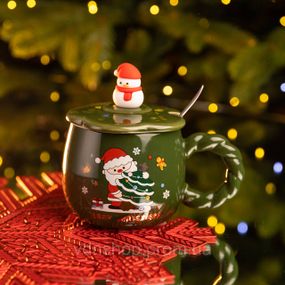 Новогодняя фарфоровая чашка "Зимняя Сказка" с крышкой 400 мл Yiwu FM-CS-20D