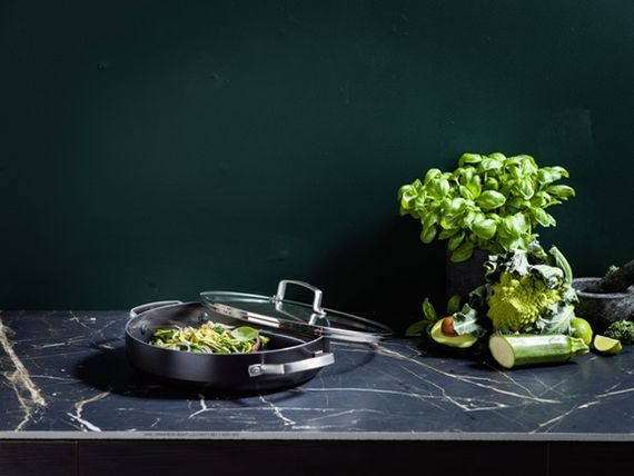 Сотейник із кришкою GreenPan Chef's Collection CC007736-001 28 см 3.5 л чорний | Зображення 2
