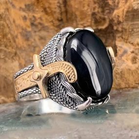Серебристый мужской перстень с мечами и черным камнем размер 20 LuxAurum001