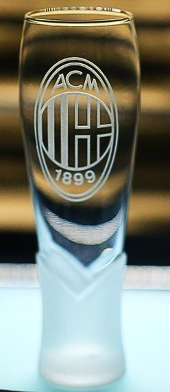 Пивной бокал крафтовый 440 мл ФК Милан AC Milan с гравировкой подарок для фаната футбольная кружка глянец