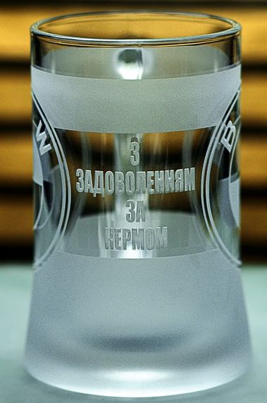 Пивная кружка BMW 670 мл с гравировкой Подарок автолюбителю Бокал с логотипом авто БМВ и легендарный слоган | Зображення 4