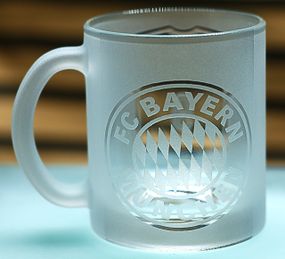 Стеклянная чашка для чая и кофе 320 мл с  гравировкой лого футбольного клуба ФК Бавария Кейн 9