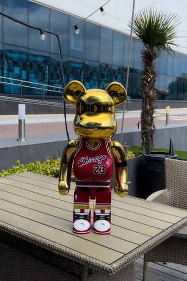 Фигурка  Bearbrick NBA Chicago Bulls Gold / Chrome дизайнерська статуетка ведмідь Беарбрік 70 см mb041 золотистий | Зображення 2