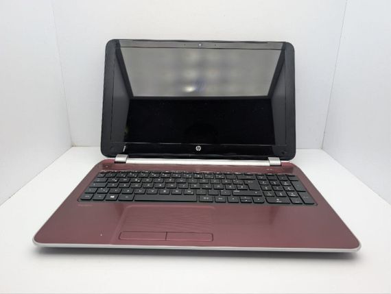 Ноутбук HP Pavilion 15 / 15.6" (1366x768) TN / Intel Core i3-4005U (2 (4) ядра по 1.7 GHz) / 8 GB DDR3 / 240 GB SSD / AMD Radeon HD 8670M, 1 GB GDDR3, 64-bit / WebCam / DVD-ROM б/в | Зображення 2