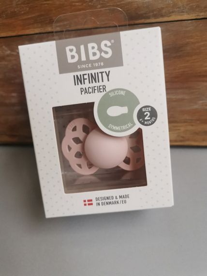 Соска пустушка BIBS 6-18 міс Infinity Silicone Symmetrical (симетрична) – Blossom