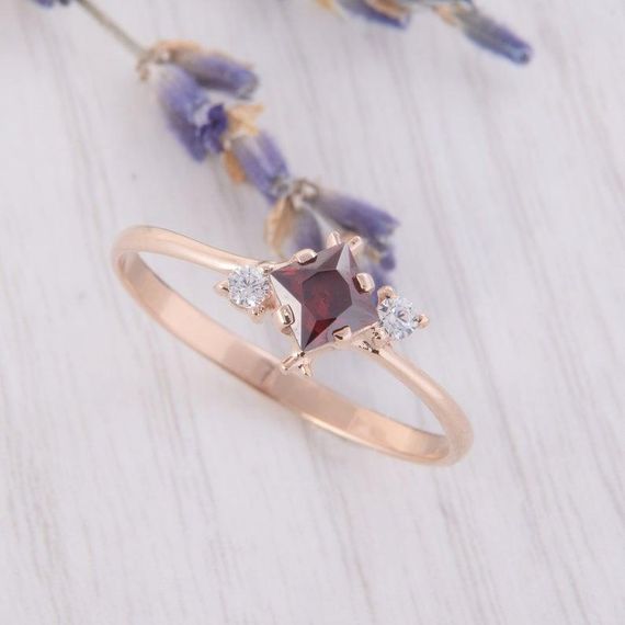 Кольцо из красного золота с гранатом 18.5