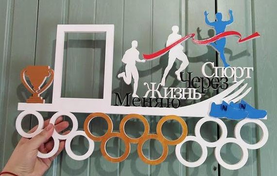 Медальниця біг, легка атлетика іменна з поличкою, дерев'яна, тримач для медалей, медальниці