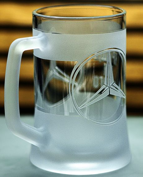 Пивний кухоль Mercedes-Benz 670 мл з гравіюванням Подарунок автолюбителю  Келих з логотипом авто Мерседес та легендарний слоган | Зображення 1