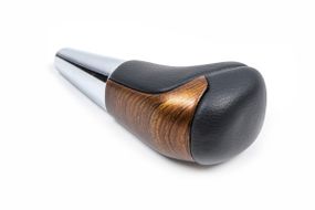 Ручка КПП (Черная кожа -2023 светлое дерево) для Toyota Land Cruiser 200