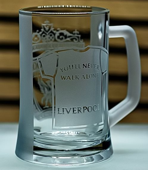 Пивной бокал 660 мл Liverpool с гравировкой подарок для фана ФК Ливерпуль футбольная кружка с футболкой | Зображення 4