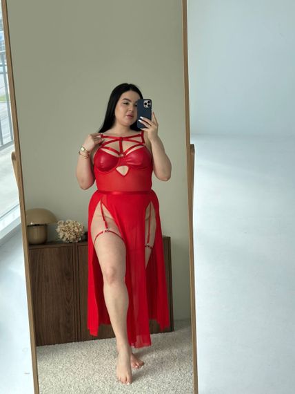 Еротичний боді PLUS SIZE зі спідничкою та шкіряними вставками на грудях червоний | Зображення 5