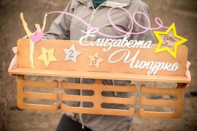 Медальниця для художньої гімнастики, іменна з поличкою, дерев'яна, тримач для медалей, медальниці