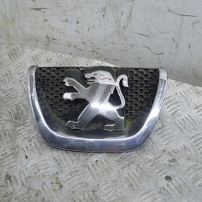 Емблема переднього бампера Peugeot 207 2006-2013 Значок емблема решітки радіатора Пежо 207 9649670480