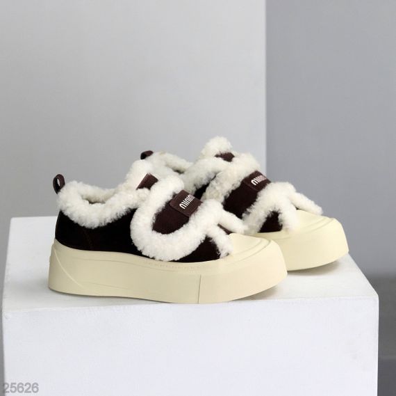 Шоколадные спортивные замшевые зимние автоледи на бежевой подошве | Зображення 3