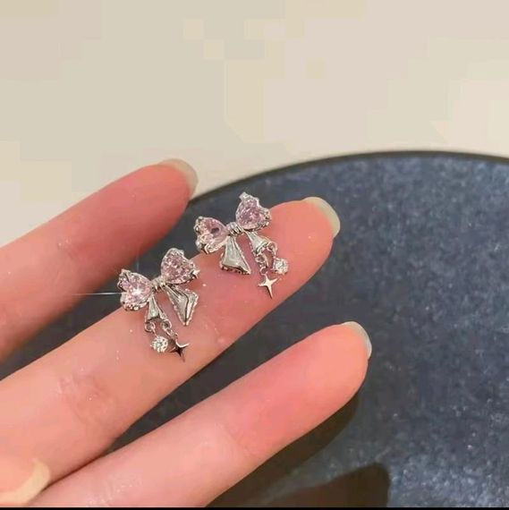 Сережки з сяючими бантиками, сережки з камінцями, сережки "бантики", сережки з бантами, сережки з камінчиками, сережки рожеві | Зображення 2