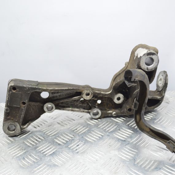 Кронштейн переднього важеля лівий Skoda Octavia Superb передньої балки Шкода Октавія Суперб 1K0199295E