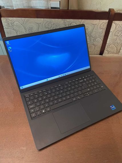 Ультрабук Dell Vostro 3520 / 15.6" (1920x1080) IPS / Intel Core i5-1235U (10 (12) ядер по 3.3 - 4.4 GHz) / 16 GB DDR4 / 512 GB SSD / Intel Iris Xe Graphics / WebCam б/у | Зображення 1