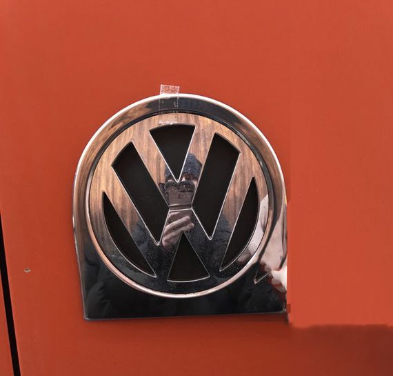 Обведення заднього логотипу (нерж) для Volkswagen Caddy 2004-2010 рр